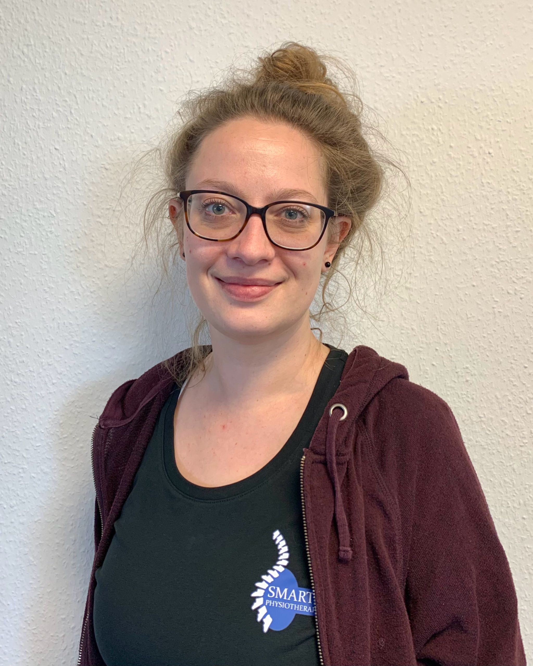 Physiotherapeutin Christina Mürmann. Wir bieten Ihnen eine ganzheitliche Physiotherapie in Erlangen. Manuelle Therapie, Krankengymnastik am Gerät, Trainingstherapie, Ergonomie Betreuung in Ihrer Firma, dieses und vieles mehr bei uns in Erlangen. Smart Physiotherapie Erlangen.