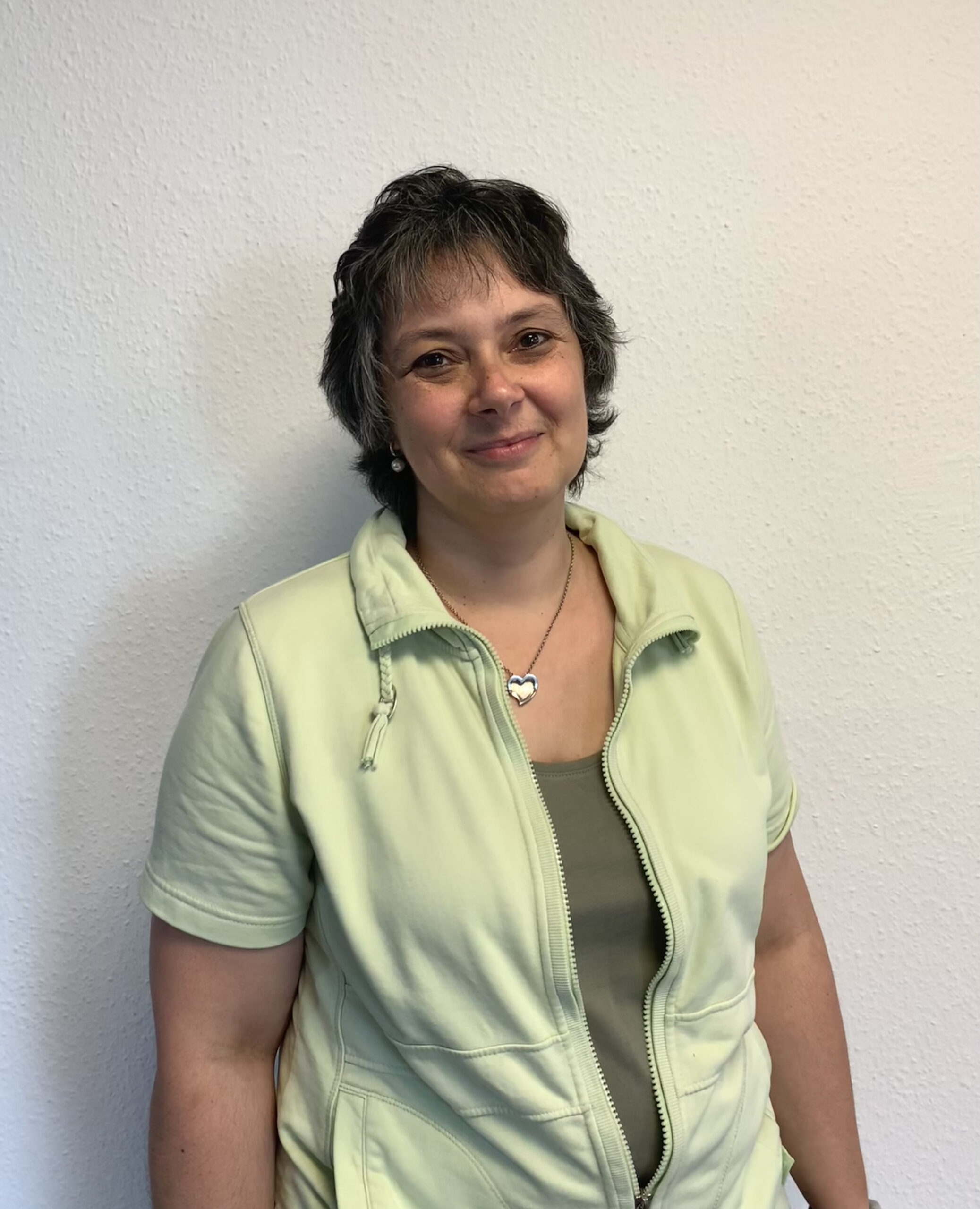 Jacqueline Dehmlow, unsere kompetente, liebevolle Unterstützung am Empfang bei Smart Physiotherapie. Ihr Ansprechpartner für Physiotherapie in Erlangen. Wir suchen Physiotherapeut*innen in Erlangen.