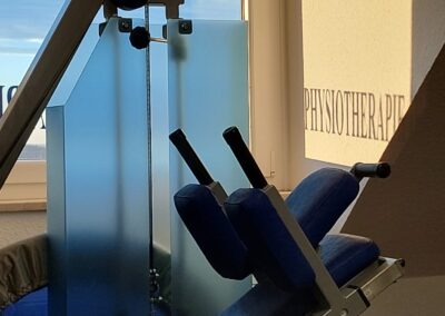 Unser neu eingerichteter Raum für Krankengymnastik am Gerät und Personal Training steht für euch bereit. Ihr findet uns am Pestalozziring 1 in 91058 Erlangen. Eure Smart Physiotherapie in Erlangen.