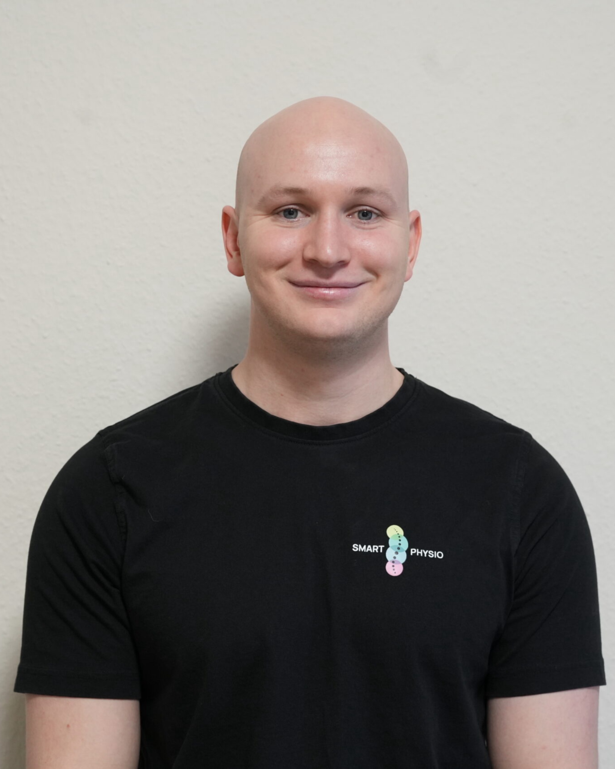 Willkommen in unseren Praxisräumen in der Eltersdorfer Straße 42, in Erlangen Eltersdorf. Ihr findet uns im Erdgeschoss einer modernen Physiotherapiepraxis. Unser Angebot umfasst Manuelle Therapie, Krankenkgymnastik am Gerät (KGG, MTT), Faszienbehandlung, Trainingstherapie, Krankengymnastik, Behandlungen neurologischer Patienten, Behandlungen von Kindern, uvm. Unser Team (Tatjana & Nils Kirchner, Noah Mark, Anja Adel, Robert Waldorf, Stefanie Bart, Christina Mürmann, Anja Adel, Luisa Dippold, Jacqueline Dehmlow, Hanna Häusinger) freuen sich auf dich! Besuche unsere Smarte Physiotherapie in Erlangen. Auch zur Verfügung steht euch unsere freiberufliche Physiotherapeutin Manuela Wiechmann.