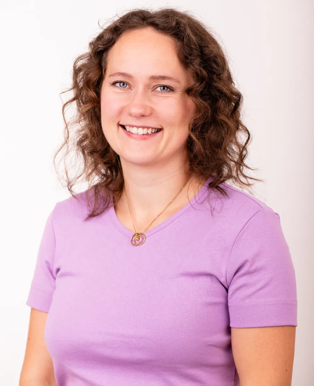 Willkommen in unseren Praxisräumen in der Eltersdorfer Straße 42, in Erlangen Eltersdorf. Ihr findet uns im Erdgeschoss einer modernen Physiotherapiepraxis. Unser Angebot umfasst Manuelle Therapie, Krankenkgymnastik am Gerät (KGG, MTT), Faszienbehandlung, Trainingstherapie, Krankengymnastik, Behandlungen neurologischer Patienten, Behandlungen von Kindern, uvm. Unser Team (Tatjana & Nils Kirchner, Noah Mark, Anja Adel, Robert Waldorf, Stefanie Bart, Christina Mürmann, Anja Adel, Luisa Dippold, Jacqueline Dehmlow, Hanna Häusinger) freuen sich auf dich! Besuche unsere Smarte Physiotherapie in Erlangen. Auch zur Verfügung steht euch unsere freiberufliche Physiotherapeutin Manuela Wiechmann.